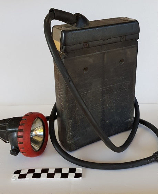 مقایسه چراغهای قدیمی معدنی ( باتری اسیدی و قلیایی ) با چراغهای LED